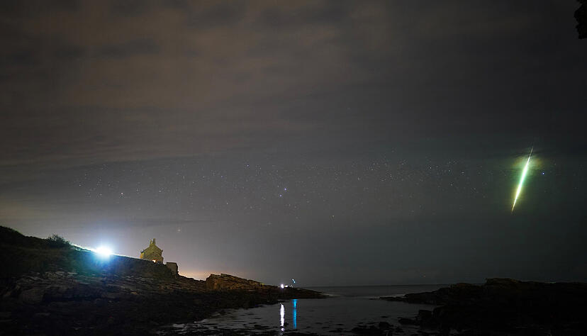 Ein Fischer beobachtet einen Meteor während des Meteorschauers der Draconiden über den Felsen von Howick in der Grafschaft Northhumberland. Foto: dpa/Archiv Ein Fischer beobachtet einen Meteor während des Meteorschauers der Draconiden über den Felsen von Howick in der Grafschaft Northhumberland. Foto: dpa/Archiv