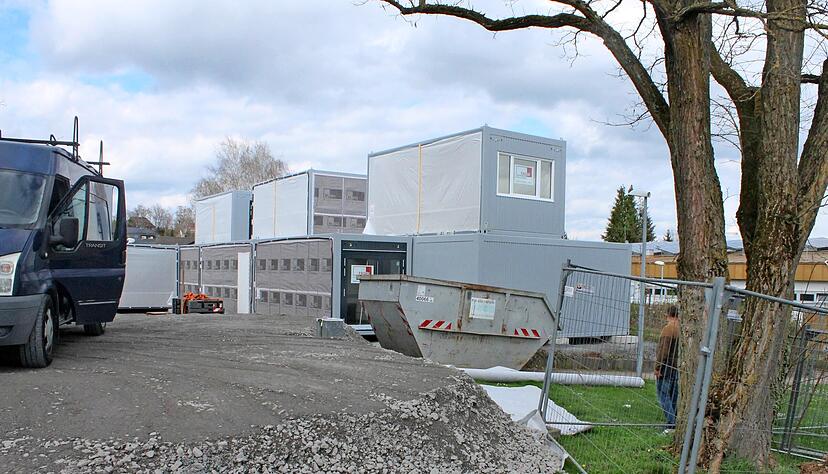 In diesen Containern sollen die Grundsch&uuml;ler w&auml;hrend der Zeit der Generalsanierung des Schulgeb&auml;udes f&uuml;r ein Jahr untergebracht werden.