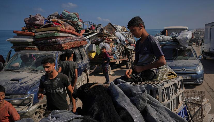 Pal&auml;stinenser fliehen mit ihren Habseligkeiten in Richtung S&uuml;den.