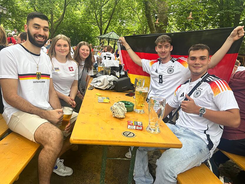 Beste EM-Stimmung und ein voller Biergarten zeigt sich ca. eine Stunde vor Anpfiff im Food Court in Heilbronn.