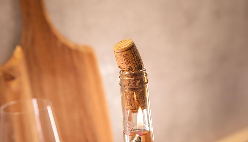 Schritt 2: Flaschenhals mit einem Feuerzeug erhitzen, bis der Korken aus der Flasche kommt.