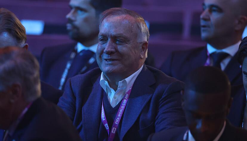 Trainer Advocaat verfolgt die WM-Auslosung. Trainer Advocaat verfolgt die WM-Auslosung.