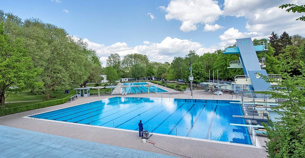 Das Freibad Neckarhalde in Heilbronn startet am 1. Mai in die Badesaison 2026. (Archivbild)