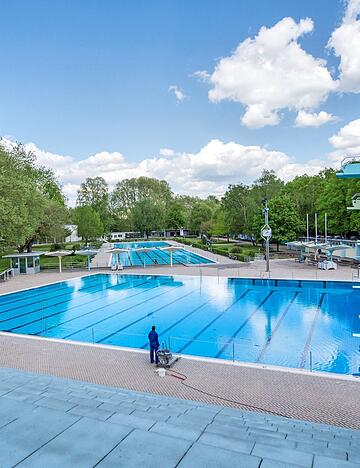 Das Freibad Neckarhalde in Heilbronn startet am 1. Mai in die Badesaison 2026. (Archivbild)