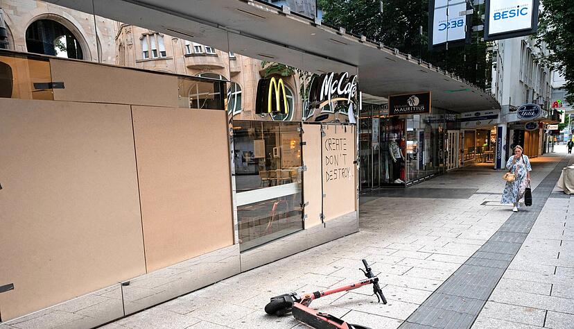 Bei Auseinandersetzungen mit der Polizei hatten dutzende gewaltt&auml;tige Kleingruppen in der Nacht zum Sonntag die Stuttgarter Innenstadt verw&uuml;stet. Zahlreiche Schaufenster gingen zu Bruch.
Foto: dpa