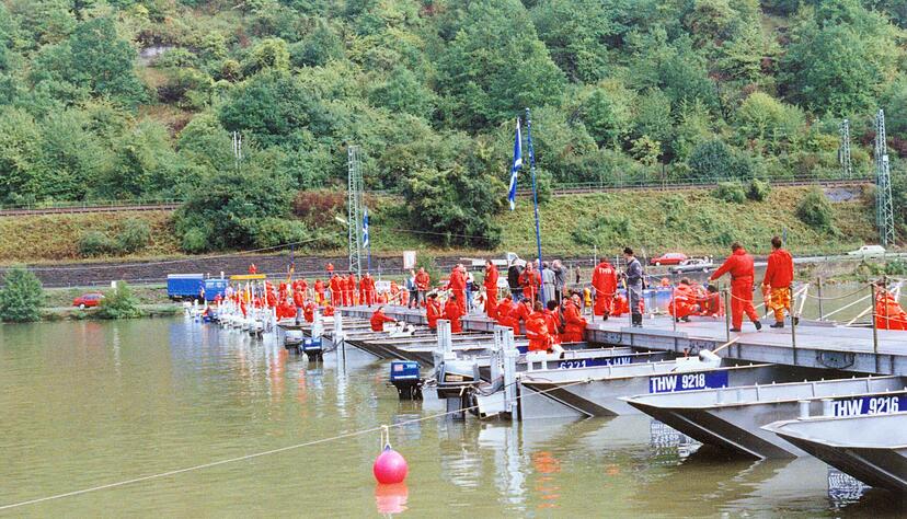 Am Samstag, dem 7. Juni 2025 findet in Haßmersheim ein "Brückenschlag" statt. Schon im Jahr 1990 wurde in der Gemeinde eine begehbare Schwimmbrücke gebaut, wie das Bild zeigt. Am Samstag, dem 7. Juni 2025 findet in Haßmersheim ein "Brückenschlag" statt. Schon im Jahr 1990 wurde in der Gemeinde eine begehbare Schwimmbrücke gebaut, wie das Bild zeigt.
