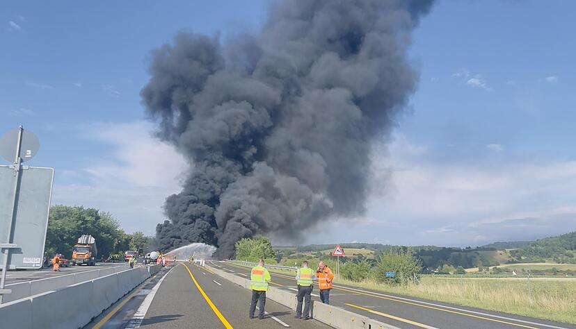 Eine Rauchsäule steigt nach dem Unfall eines Sattelschleppers auf. Eine Rauchsäule steigt nach dem Unfall eines Sattelschleppers auf.