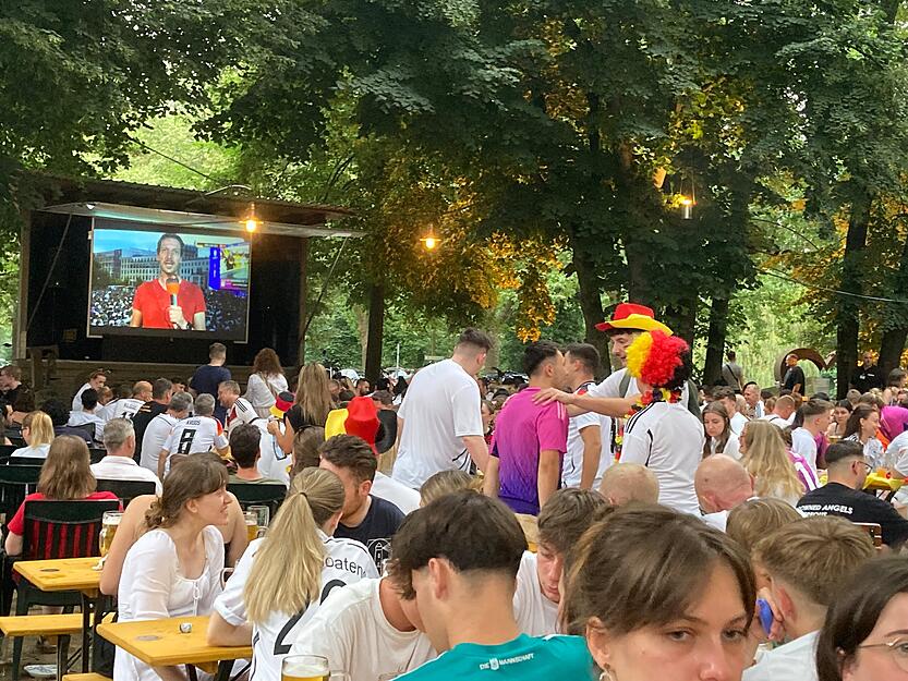 Großer Andrang beim Public Viewing im Food Court beim Spiel Deutschland gegen Dänemark.