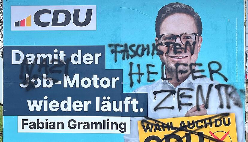Beschmiertes Wahlplakat des CDU-Politikers Fabian Gramling. Jetzt fand sich auch noch Munition auf einem Wahlkampfauto.