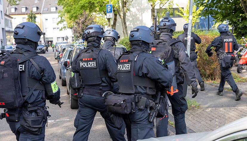 Der Großeinsatz zieht sich über Stunden bis zur Festnahme des Tatverdächtigen.