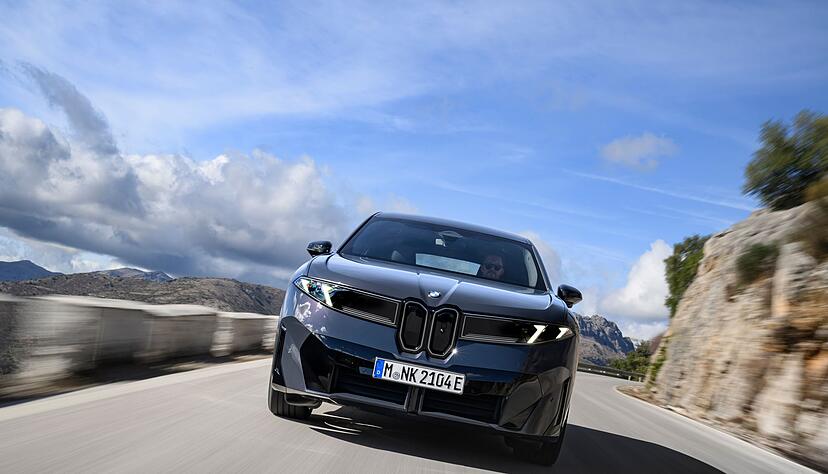 Steile Sache: Die vertikale Niere ist ein markantes Erkennungszeichen des neuen iX3 - greift aber auch zur&uuml;ck auf die Vergangenheit der Bayern.