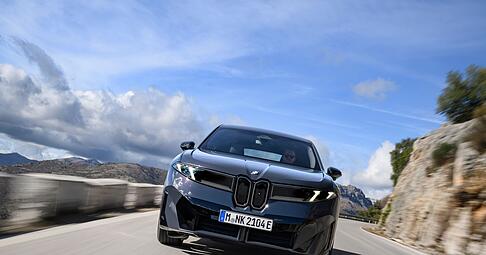 Steile Sache: Die vertikale Niere ist ein markantes Erkennungszeichen des neuen iX3 - greift aber auch zur&uuml;ck auf die Vergangenheit der Bayern.