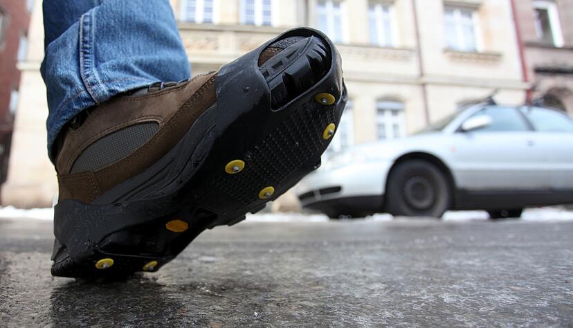 Die Passform der Überzieher muss zum Schuh und zur Schuhgröße passen: Ein fester Sitz ist entscheidend für die Sicherheit. Die Passform der Überzieher muss zum Schuh und zur Schuhgröße passen: Ein fester Sitz ist entscheidend für die Sicherheit.