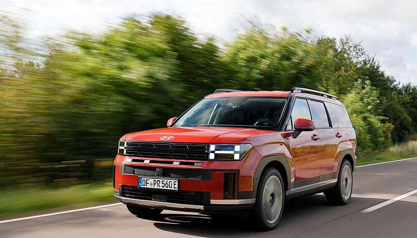 Hyundai Santa Fe: Das SUV punktet mit kantigem Design, Hybridantrieb und bis zu drei Sitzreihen. Hyundai Santa Fe: Das SUV punktet mit kantigem Design, Hybridantrieb und bis zu drei Sitzreihen.