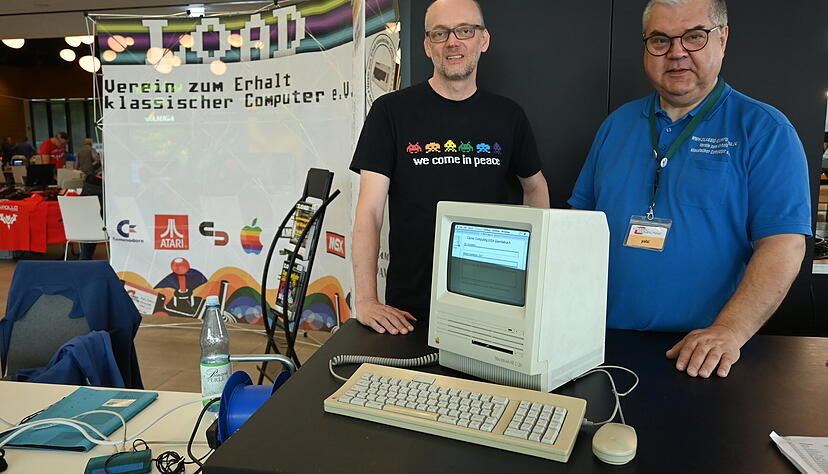 Andreas Beermann (links) und Georg Basse stehen Besuchern der Computer-Messe Frage und Antwort.
