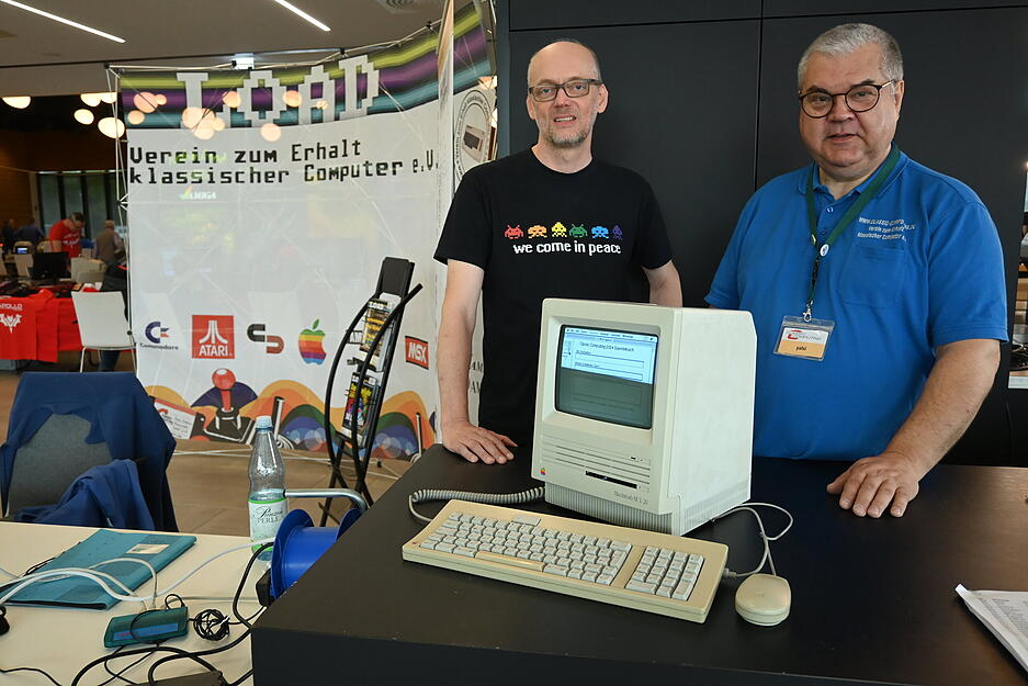 Andreas Beermann (links) und Georg Basse stehen Besuchern der Computer-Messe Frage und Antwort.
