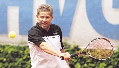 Der lettische Daviscupcoach Girts Dzelde beeindruckte die Zuschauer mit seinem druckvollen Spiel. Er gewann mit 6:4 und 7:6 gegen Haas.Foto: Archiv/Veigel Der lettische Daviscupcoach Girts Dzelde beeindruckte die Zuschauer mit seinem druckvollen Spiel. Er gewann mit 6:4 und 7:6 gegen Haas.Foto: Archiv/Veigel