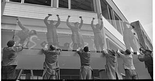 Zusammengestellt von Archiv und Dokumentation der Heilbronner Stimme - 
Auf dem Areal an der Heilbronner Allee herrscht rege Bauarbeit. Hier wird ein schweres Panoramafenster für das Gebäude, welches das Fiat-Autohaus beziehen wird, in Position gebracht.  Aufnahme von Mai 1957. Später befindet sich im  EG die Kundenhalle, in den Stockwerken darüber Büroräume der Heilbronner Stimme.