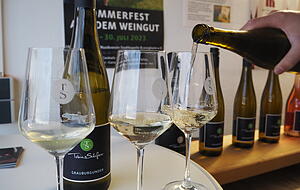 Wer Wein kaufen will, darf davor auch probieren. Wer Wein kaufen will, darf davor auch probieren.