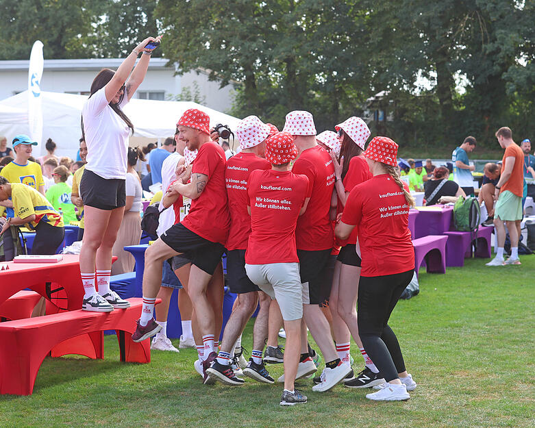 Ausgelassene Stimmung herrscht bereits vor dem Start des 14. Stimme-Firmenlaufs. Ausgelassene Stimmung herrscht bereits vor dem Start des 14. Stimme-Firmenlaufs.