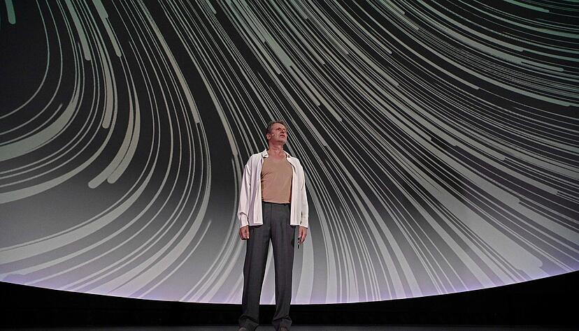 Nils Brück ist Gabor in Laurent Gaudés Dystopie um eine ruhelose Menschheit.