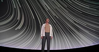 Nils Brück ist Gabor in Laurent Gaudés Dystopie um eine ruhelose Menschheit.