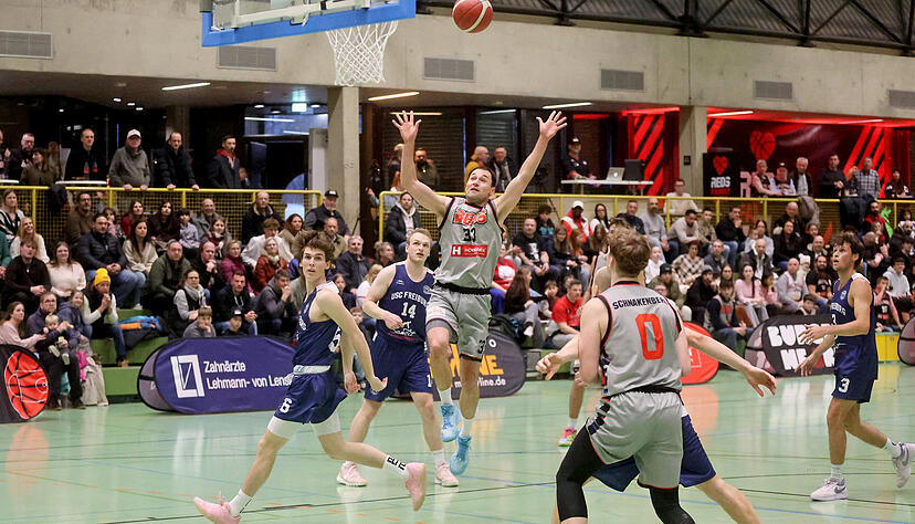 Anfangs fehlte den Heilbronn Reds noch die Pr&auml;zision bei W&uuml;rfen aus der Distanz. Erst Vedran Milicevic (Mitte) brach den Bann kurz vor der Halbzeit. Zuvor hatte er bereits aus der Nahdistanz getroffen.