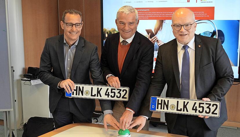 William Schmitt (von links), Vorstandsvorsitzender des kommunalen IT-Dienstleisters Komm.One, Innenminister Thomas Strobl und Landrat Norbert Heuser setzen sich für die Digitalisierung ein.
Foto: Mario Berger