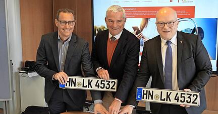William Schmitt (von links), Vorstandsvorsitzender des kommunalen IT-Dienstleisters Komm.One, Innenminister Thomas Strobl und Landrat Norbert Heuser setzen sich für die Digitalisierung ein.
Foto: Mario Berger
