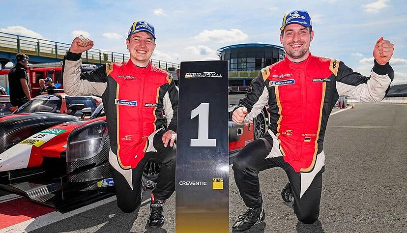 Strahlten mit der Sonne um die Wette: Markus Pommer (rechts) und Gary Hauser bejubelten ihren Triumph noch auf der Strecke.