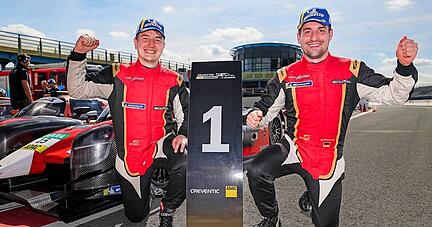 Strahlten mit der Sonne um die Wette: Markus Pommer (rechts) und Gary Hauser bejubelten ihren Triumph noch auf der Strecke.
Foto: Gruppe C Photography Strahlten mit der Sonne um die Wette: Markus Pommer (rechts) und Gary Hauser bejubelten ihren Triumph noch auf der Strecke.
Foto: Gruppe C Photography