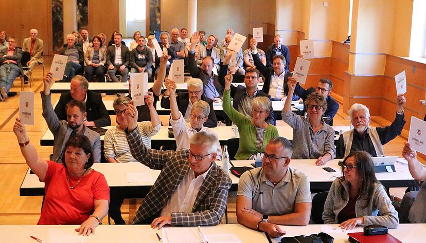 Kreistag Hohenlohekreis stimmt auf diesem Foto über die Kochertalbahn ab. Kreistag Hohenlohekreis stimmt auf diesem Foto über die Kochertalbahn ab.