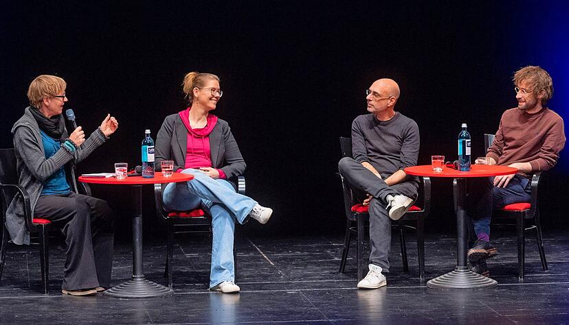 „Können Maschinen träumen?“: Eva Wolfangel, Alexandra Reichenbach, Michael Krauss und Roman Eich (v.l.) diskutieren bei Science & Theatre.
Foto: Mario Berger