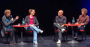 „Können Maschinen träumen?“: Eva Wolfangel, Alexandra Reichenbach, Michael Krauss und Roman Eich (v.l.) diskutieren bei Science & Theatre.
Foto: Mario Berger