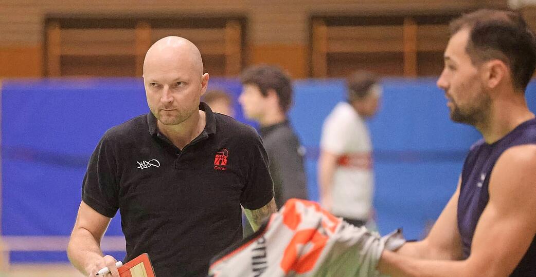 Für Trainer Goran Mijic (links) und seinen Shooting Guard Vedran Milicevic (rechts) wird die Mission Klassenerhalt in der im nächsten Jahr beginnenden Rückrunde nicht einfacher. Die Reds haben trotz ihres Sieges zwei Punkte weniger. Für Trainer Goran Mijic (links) und seinen Shooting Guard Vedran Milicevic (rechts) wird die Mission Klassenerhalt in der im nächsten Jahr beginnenden Rückrunde nicht einfacher. Die Reds haben trotz ihres Sieges zwei Punkte weniger.