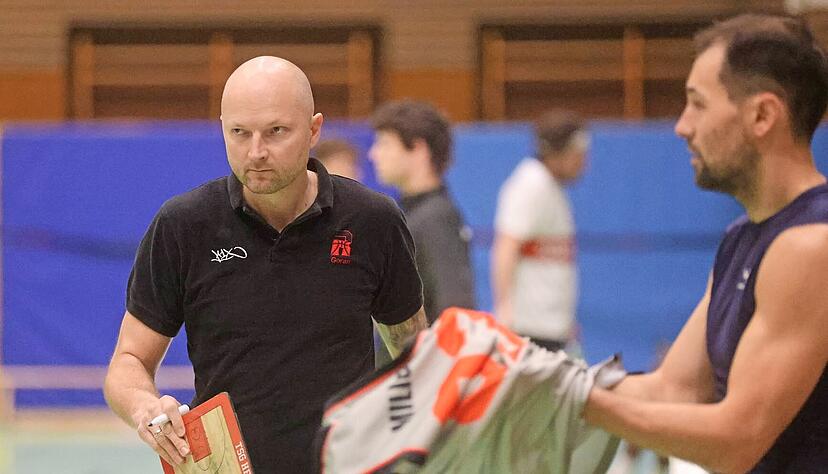 F&uuml;r Trainer Goran Mijic (links) und seinen Shooting Guard Vedran Milicevic (rechts) wird die Mission Klassenerhalt in der im n&auml;chsten Jahr beginnenden R&uuml;ckrunde nicht einfacher. Die Reds haben trotz ihres Sieges zwei Punkte weniger.