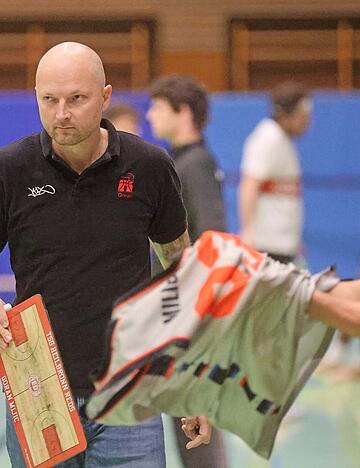 Für Trainer Goran Mijic (links) und seinen Shooting Guard Vedran Milicevic (rechts) wird die Mission Klassenerhalt in der im nächsten Jahr beginnenden Rückrunde nicht einfacher. Die Reds haben trotz ihres Sieges zwei Punkte weniger. Für Trainer Goran Mijic (links) und seinen Shooting Guard Vedran Milicevic (rechts) wird die Mission Klassenerhalt in der im nächsten Jahr beginnenden Rückrunde nicht einfacher. Die Reds haben trotz ihres Sieges zwei Punkte weniger.