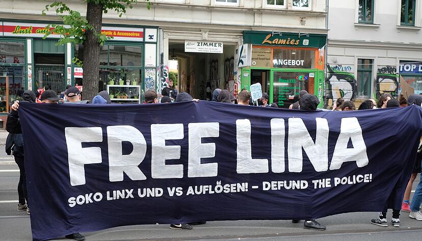 Unterstützer von Lina E. im Leipziger Stadtteil Connewitz. Wegen des Verdachts linksextreme Anschläge angeführt zu haben, sitzt die Studentin seit mehreren Monaten in Untersuchungshaft. Unterstützer von Lina E. im Leipziger Stadtteil Connewitz. Wegen des Verdachts linksextreme Anschläge angeführt zu haben, sitzt die Studentin seit mehreren Monaten in Untersuchungshaft.