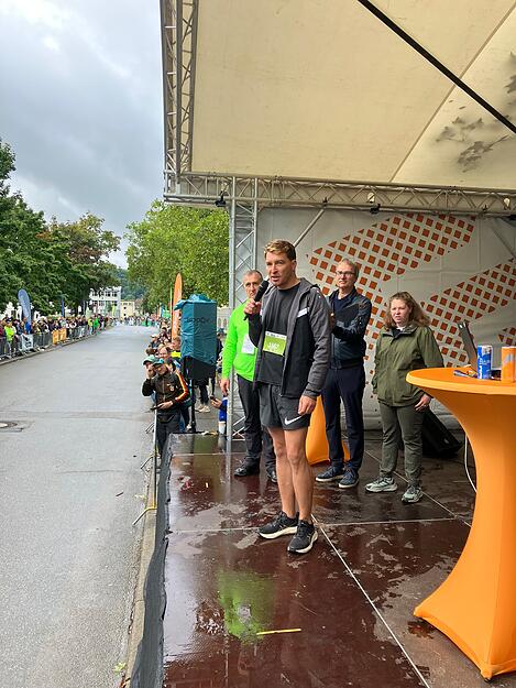 Achim Beck vor dem Halbmarathon. Den läuft er selbst mit. Da er erst spät zum Start kommt, muss er das Feld von hinten aufrollen.