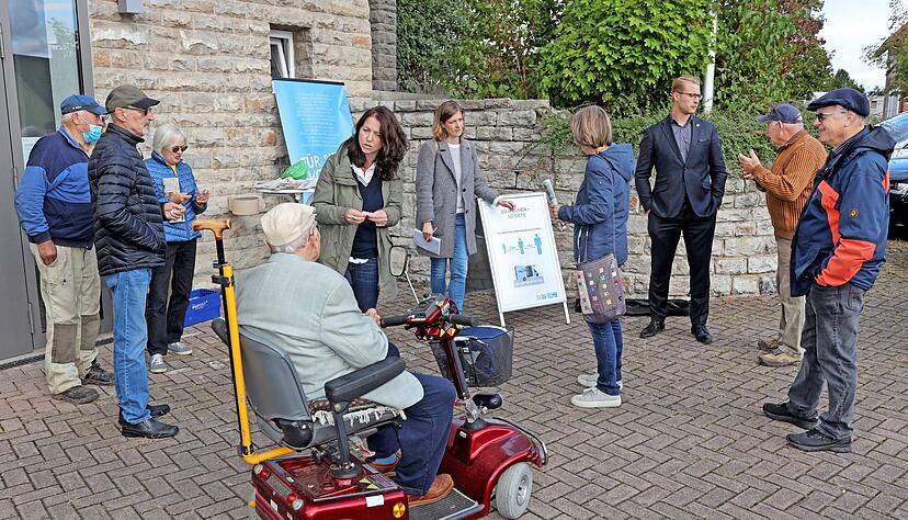 Tanja Ochs, stellvertretende Chefredakteurin (Mitte), und Katharina M&uuml;ller (F&uuml;nfte von rechts) stellen sich den Fragen der Besucher.
Foto: Ralf Seidel