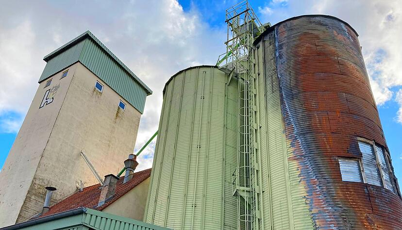 Getreidesilo der Agroa in Gemmingen im Januar 2025 mit deutlichen Brandspuren. Zum Jahresende 2022 ist eines der gro&szlig;en Silos abgebrannt.