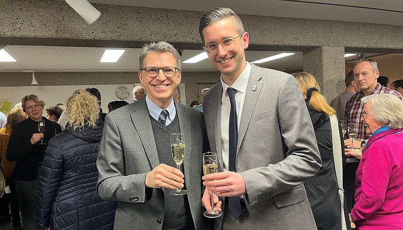 Der alte (links) und der neue B&uuml;rgermeister beim Umtrunk nach der Vereidigung: Rainer Gr&auml;&szlig;le und Pascal Bopp.