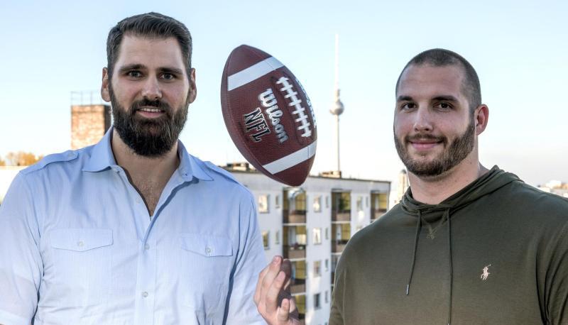 Sebastian Vollmer (l) und Bj&ouml;rn Werner werben f&uuml;r die Zukunft von American Football in Deutschland. Foto: J&ouml;rg Carstensen