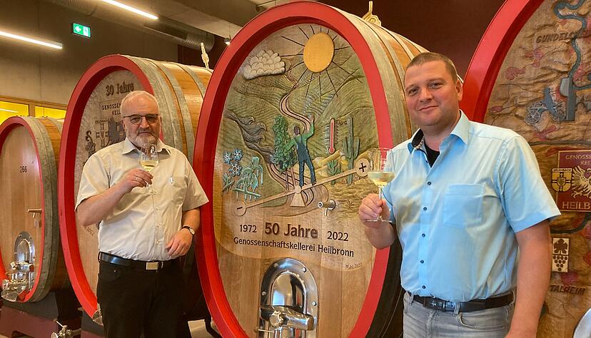 Kellermeister Arne Maier (links) mit seinem seinem Nachfolger Tobias Zeller, der ab 2024 für alle Weine der Genossenschaftskellerei verantwortlich ist. Kellermeister Arne Maier (links) mit seinem seinem Nachfolger Tobias Zeller, der ab 2024 für alle Weine der Genossenschaftskellerei verantwortlich ist.