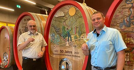 Kellermeister Arne Maier (links) mit seinem seinem Nachfolger Tobias Zeller, der ab 2024 f&uuml;r alle Weine der Genossenschaftskellerei verantwortlich ist.
Foto: Kilian Krauth
