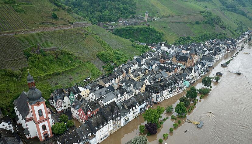 Der Wasserstand der Mosel ist hoch, große Teile der angrenzenden Stadt Zell im Landkreis Cochem-Zell in Rheinland-Pfalz sind überschwemmt.