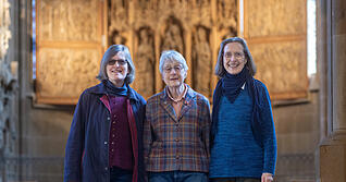 Stehen f&uuml;r Frauensolidarit&auml;t: Brigitte Varga, Brigitte Koring und Dagmar Schmid (von links), die Organisatorinnen des Weltgebetstags auf Bezirksebene im Kirchenbezirk Heilbronn-Brackenheim.