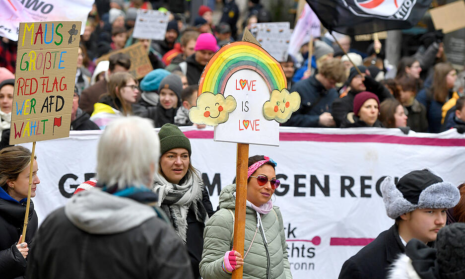 Die Demonstration zur Kampagne „Wähl Liebe“ ist die zweite Veranstaltung des Heilbronner CSD. Die Demonstration zur Kampagne „Wähl Liebe“ ist die zweite Veranstaltung des Heilbronner CSD.