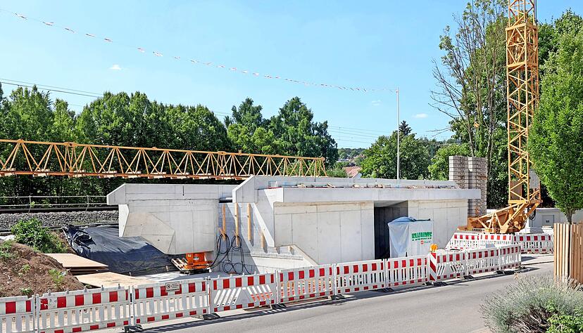 Das ist die k&uuml;nftige Unterf&uuml;hrung aus Stahlbeton, die in monatelanger Arbeit vor Ort entstanden ist. Nun muss sie noch in den Bahndamm eingeschoben werden.