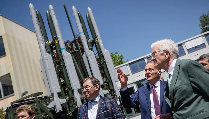 Baden-Württembergs Ministerpräsident Winfried Kretschmann (Grüne) hat Diehl Defence mit dem ukrainischen Botschafter einen Besuch abgestattet. (Archivbild) Baden-Württembergs Ministerpräsident Winfried Kretschmann (Grüne) hat Diehl Defence mit dem ukrainischen Botschafter einen Besuch abgestattet. (Archivbild)